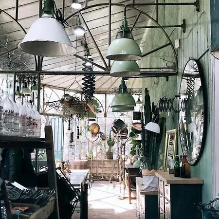 Une Pause En Provence Au Village Des Antiquaires De La Gare LʼIsle-sur-la-Sorgue Extérieur photo