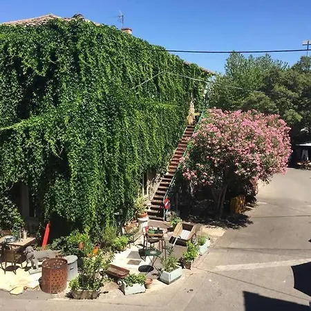 Une Pause En Provence Au Village Des Antiquaires De La Gare LʼIsle-sur-la-Sorgue Extérieur photo